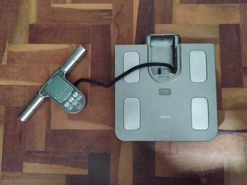 Foto de teste da balança de bioimpedância Omron HBF514