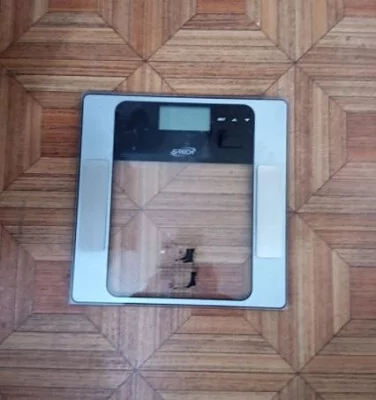 Foto de teste da balança de bioimpedância G-Tech Glass 7