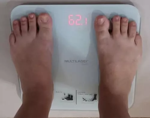 Foto de teste da balança de bioimpedância Multilaser HC059