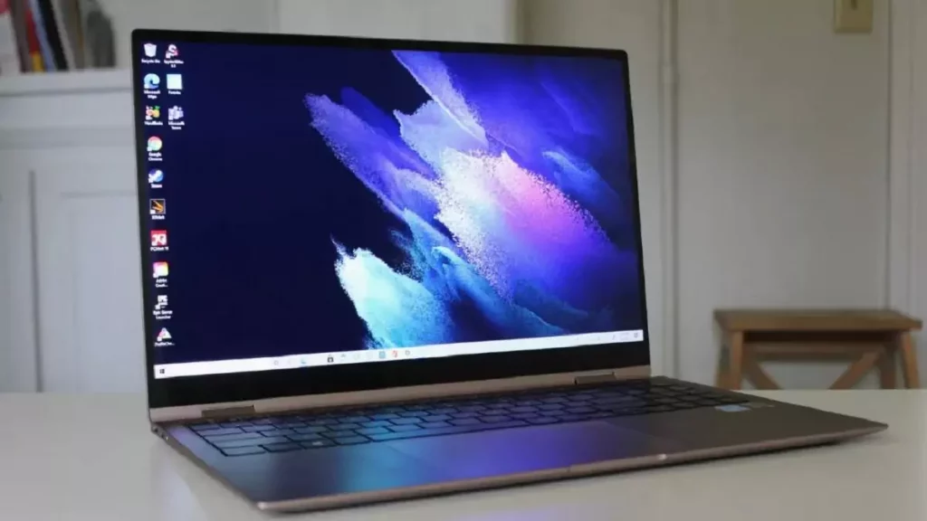Notebook Samsung ligado em cima de mesa